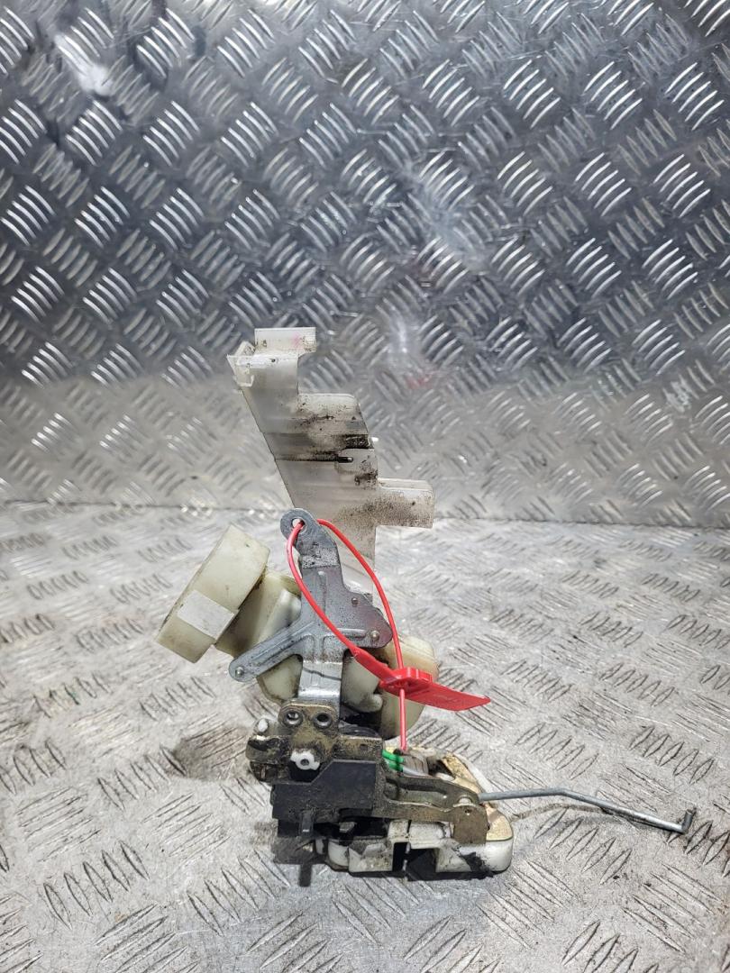 замок двери передней правой Toyota Yaris Verso 1 поколение XP20 2003, 1.4 л., дизель, хетчбэк 5 дв. - фото №1