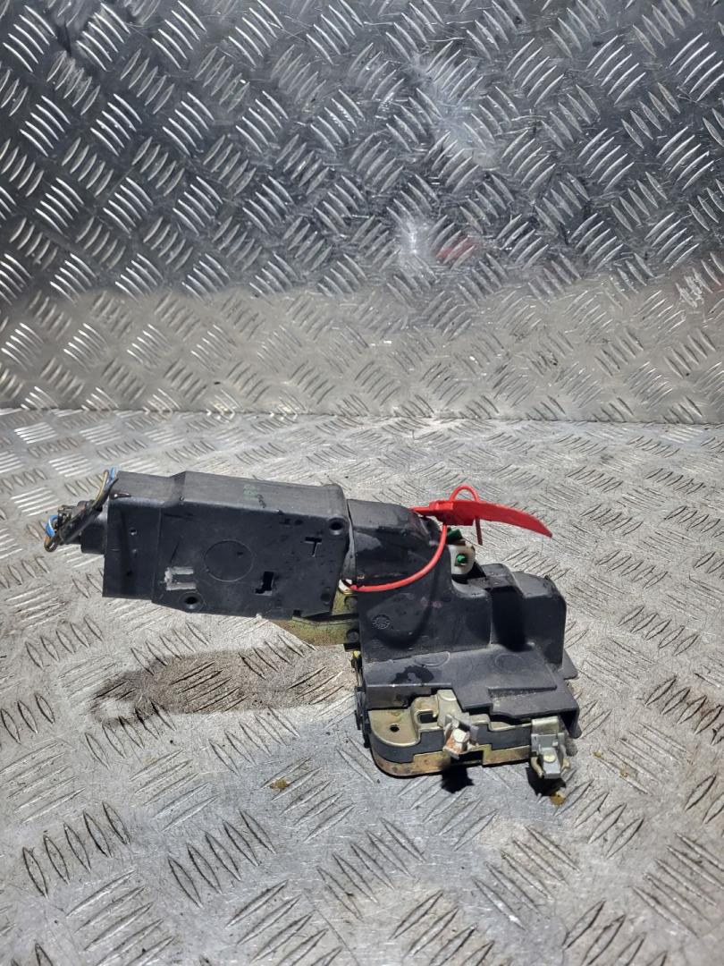 замок двери передней левой Mitsubishi Carisma 1 поколение 1997, 1.6 л., бензин, МКПП, хетчбэк 5 дв. - фото №1