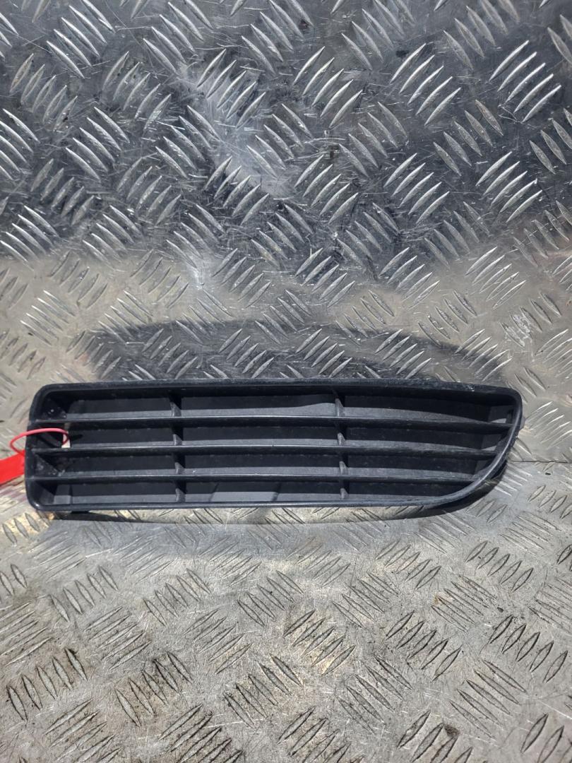 заглушка (решетка) в бампер Audi A4 B5 1997, 1.9 л., дизель, МКПП, универсал, 8D0807345B - фото №1
