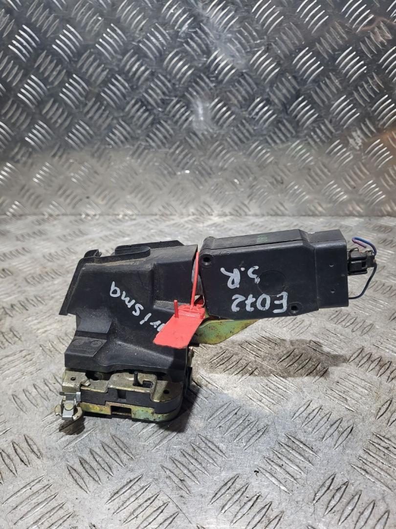 замок двери задней правой Mitsubishi Carisma 1 поколение 1997, 1.9 л., дизель, 5МКПП, хетчбэк 5 дв. - фото №1