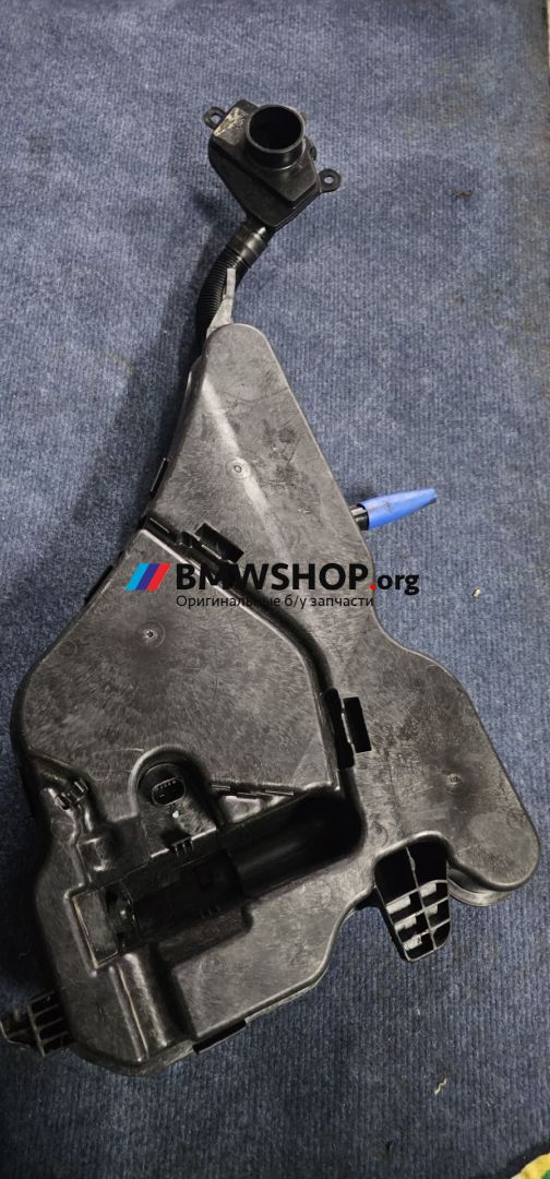 бачок омывателя BMW M4 G82/G83 G82 2022, 3.0 л., S58B30A, бензин, АКПП, c4p (brooklyn grey metallic), купе, полный привод, правый руль, 9502227 - фото №1