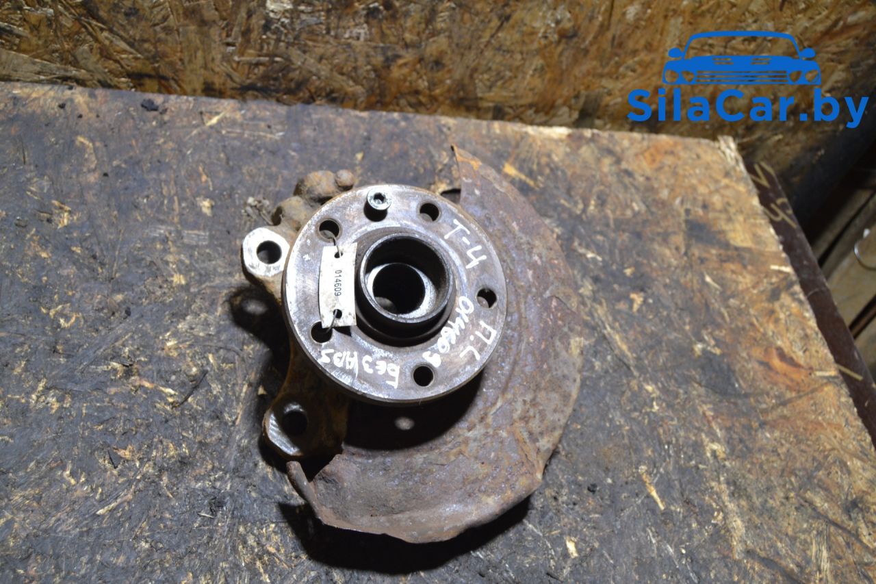 кулак поворотный левый Volkswagen Transporter T4 1998 - фото №1