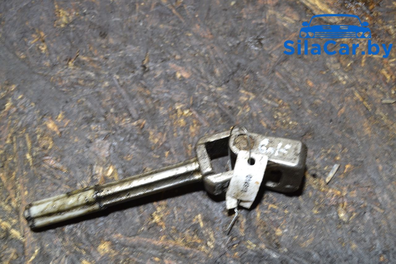 рулевой карданчик Volkswagen Golf 4 поколение 2000 - фото №1