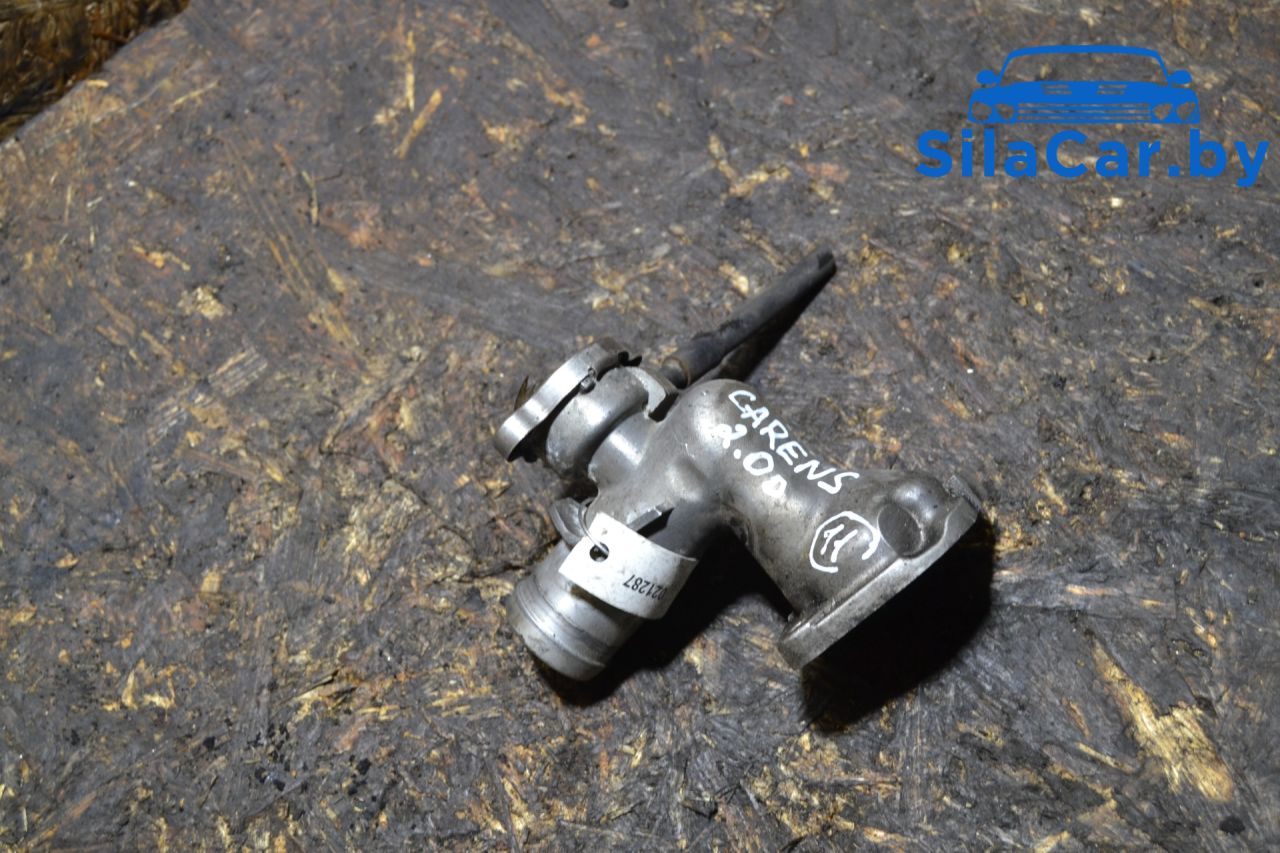 фланец (тройник) системы охлаждения Kia Carens 2 поколение (2002 - 2006), 2.0 л., CRDi, D4EA, дизель - фото №1