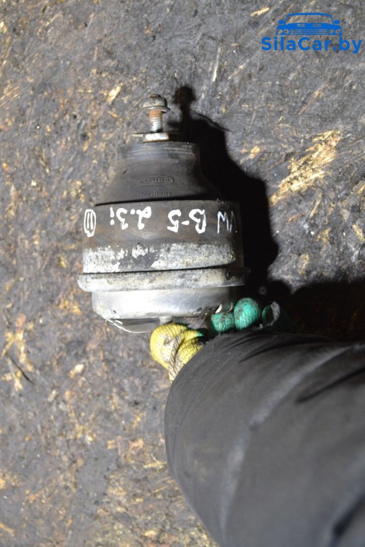 подушка крепления двигателя Volkswagen Passat B5 (1996 - 2001), 2.3 л., AGZ, бензин - фото №1