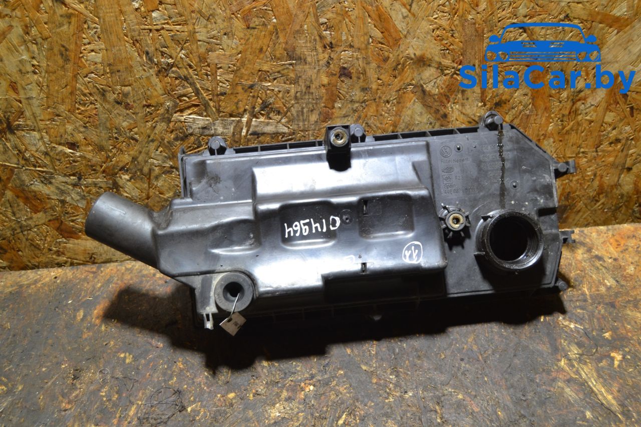 корпус воздушного фильтра Volkswagen Golf 4 поколение (1997 - 2006), 1.4 л., бензин, МКПП, 036129611AM - фото №1