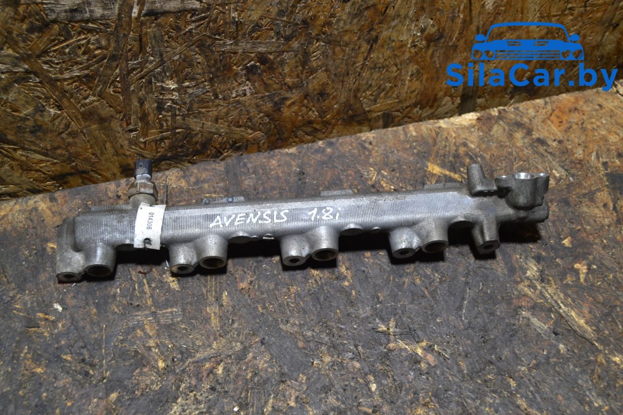 топливная рампа Toyota Avensis 2 поколение (T250) (2003 - 2006), 2.0 л., 1AZ-FSE, бензин, МКПП - фото №1