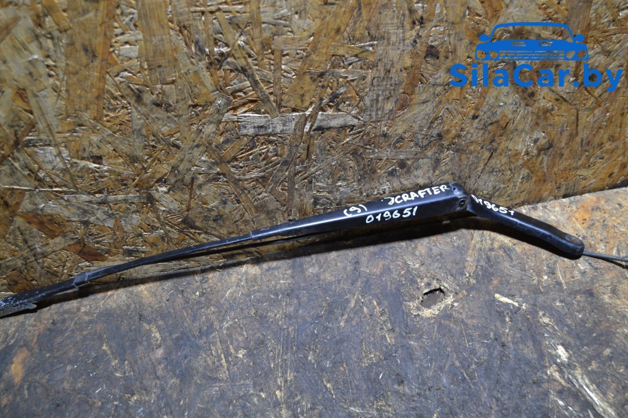 щеткодержатель (поводок стеклоочистителя, дворник) Volkswagen Crafter 1 поколение 2009, 2.5 л., дизель, МКПП, A0018205944 - фото №1