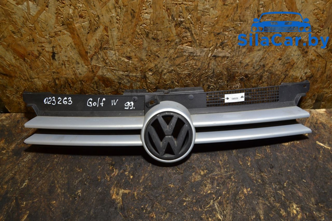 решетка радиатора Volkswagen Golf 4 поколение 2003, 2.0 л., дизель, 1J0853655G, 1J0853651H - фото №1