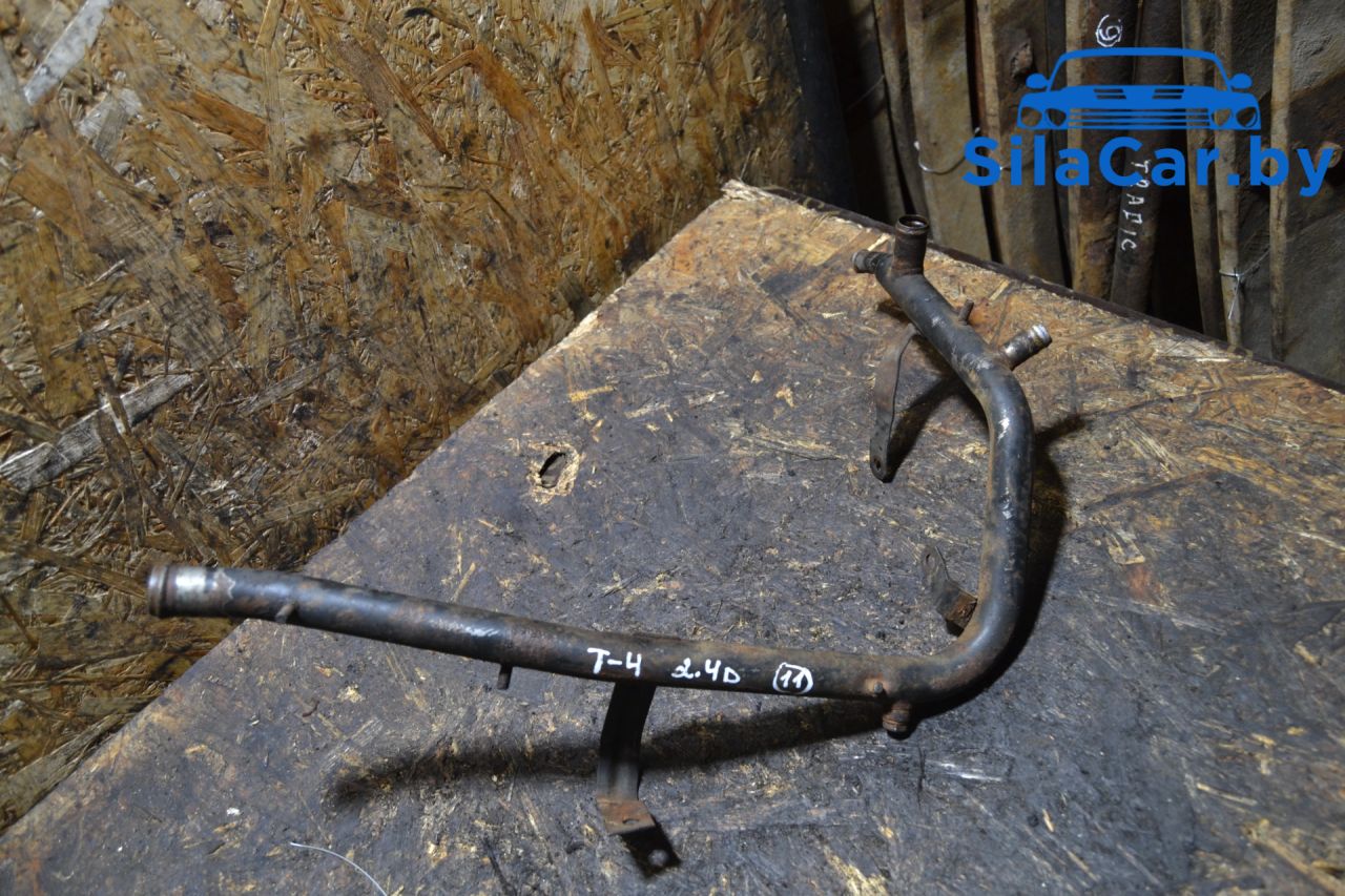 трубка охлаждающей жидкости Volkswagen Transporter T4 1996, 2.4 л., дизель - фото №1