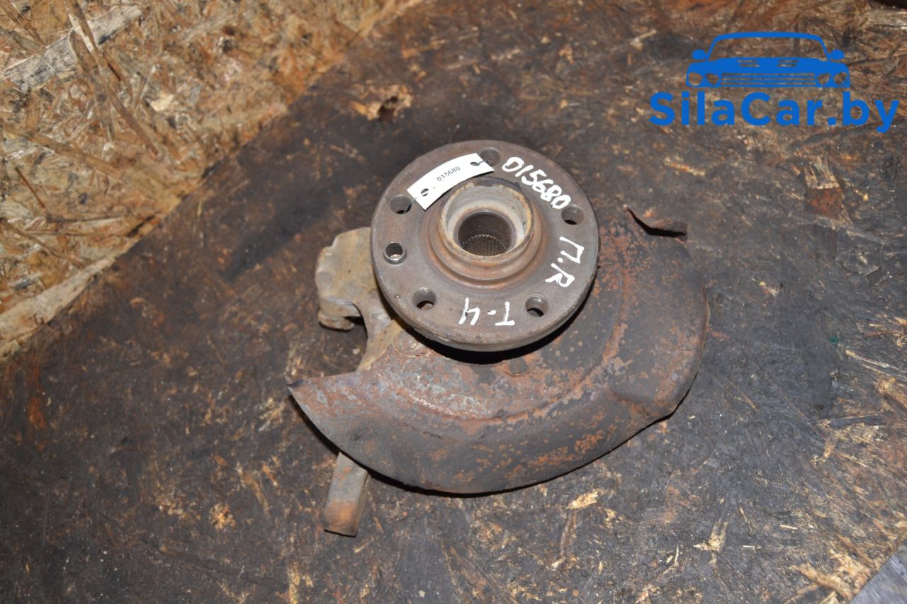 кулак поворотный правый Volkswagen Transporter T4 1998 - фото №1