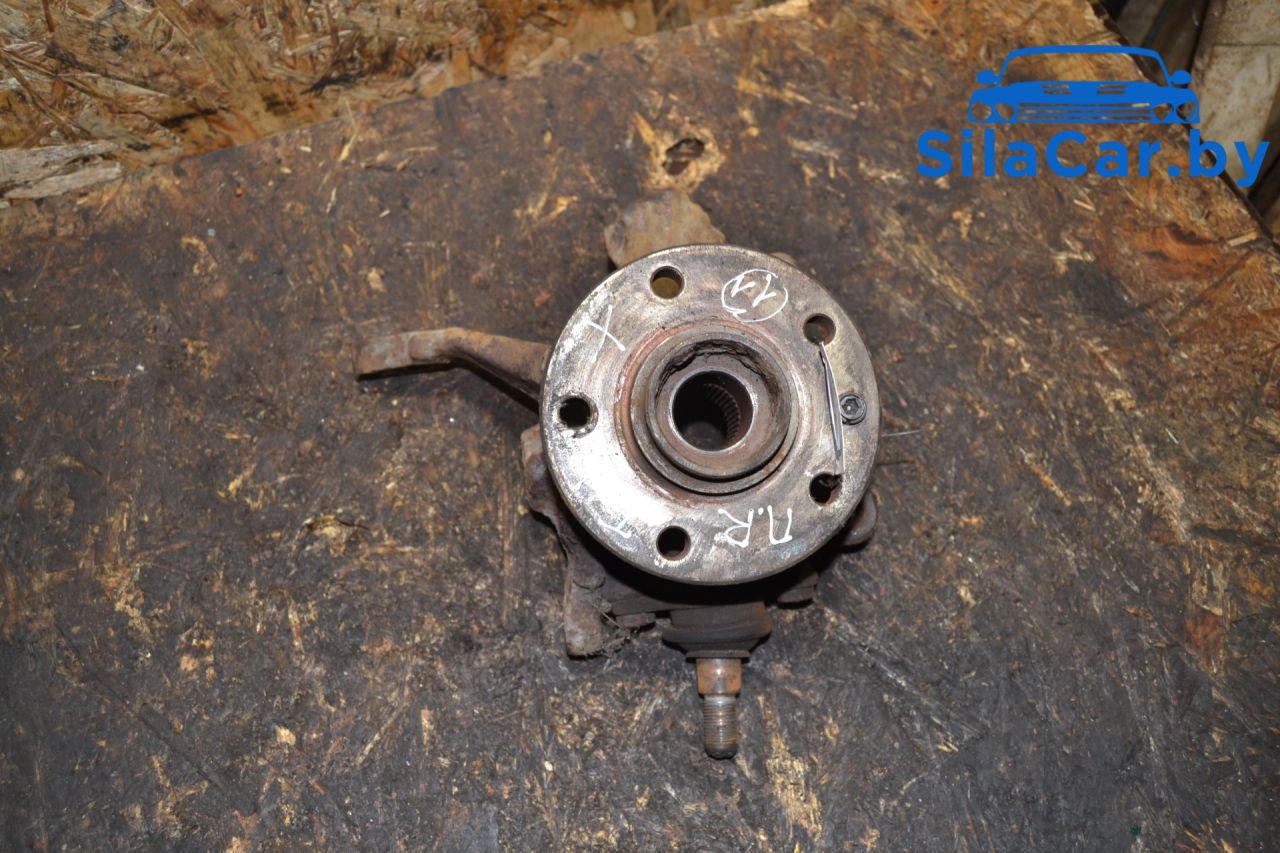 кулак поворотный правый Volkswagen Transporter T4 1998 - фото №1