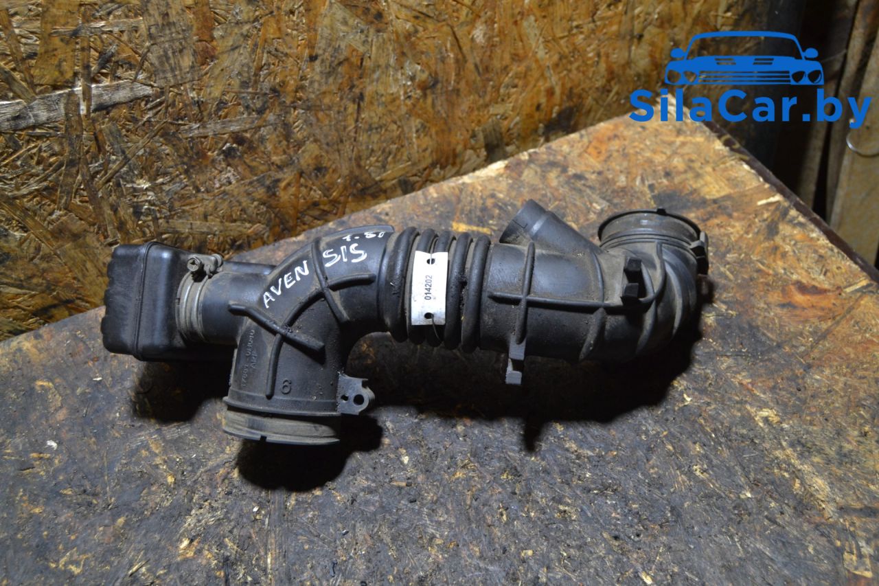 патрубок воздушного фильтра Toyota Avensis 2 поколение (T250) (2003 - 2006), 2.0 л., 1AZ-FSE, бензин, МКПП - фото №1