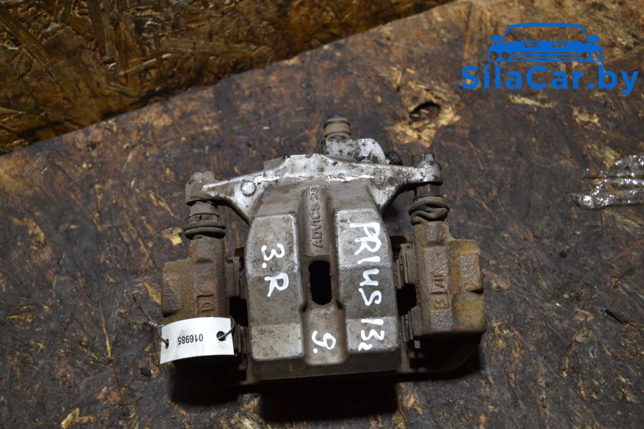 суппорт задний правый Toyota Prius 3 поколение (2009 - 2011), 1.8 л., 2ZR-FXE, бензин - фото №1