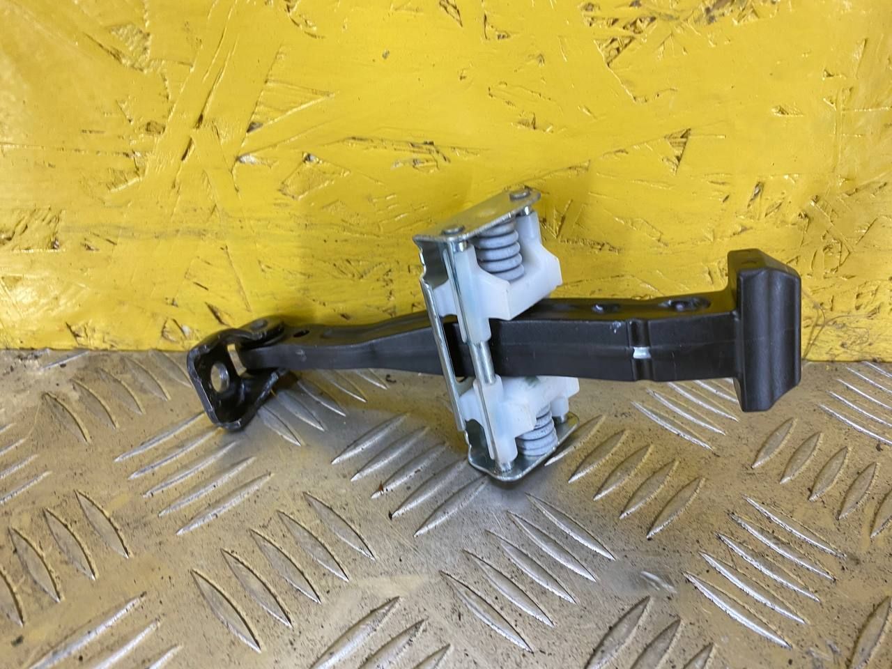 ограничитель открывания двери Ford Mustang Mach-E 1 поколение 2021, электро, АКПП, белый, внедорожник 5 дв., задний привод - фото №1