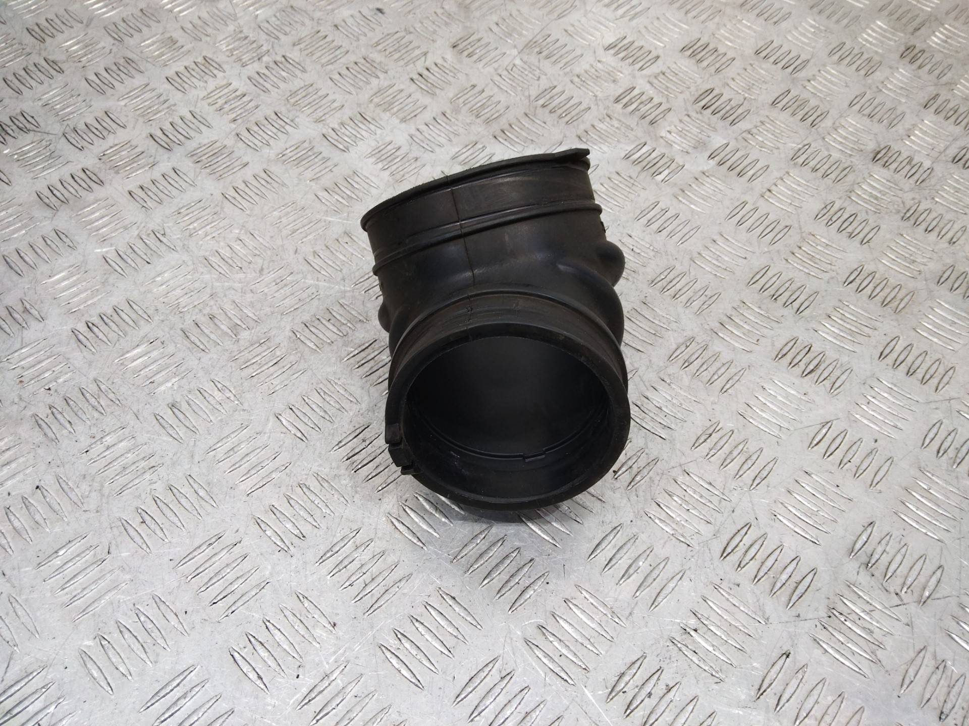 Патрубок (трубопровод, шланг) Isuzu Elf 897500785