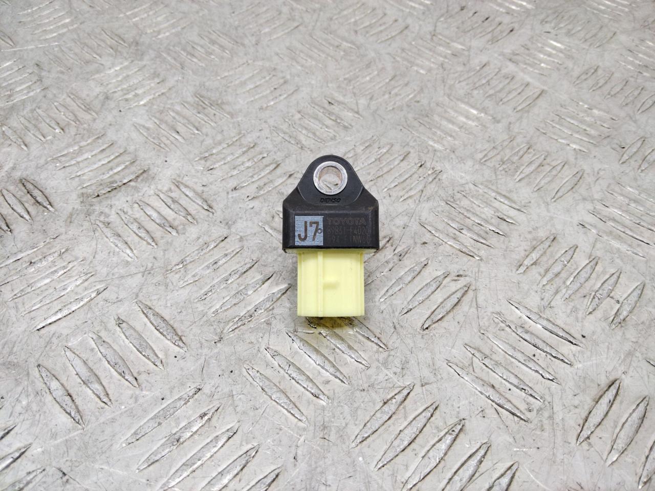 датчик удара Toyota C-HR 1 поколение AX10 2018, 89831F4020 - фото №1