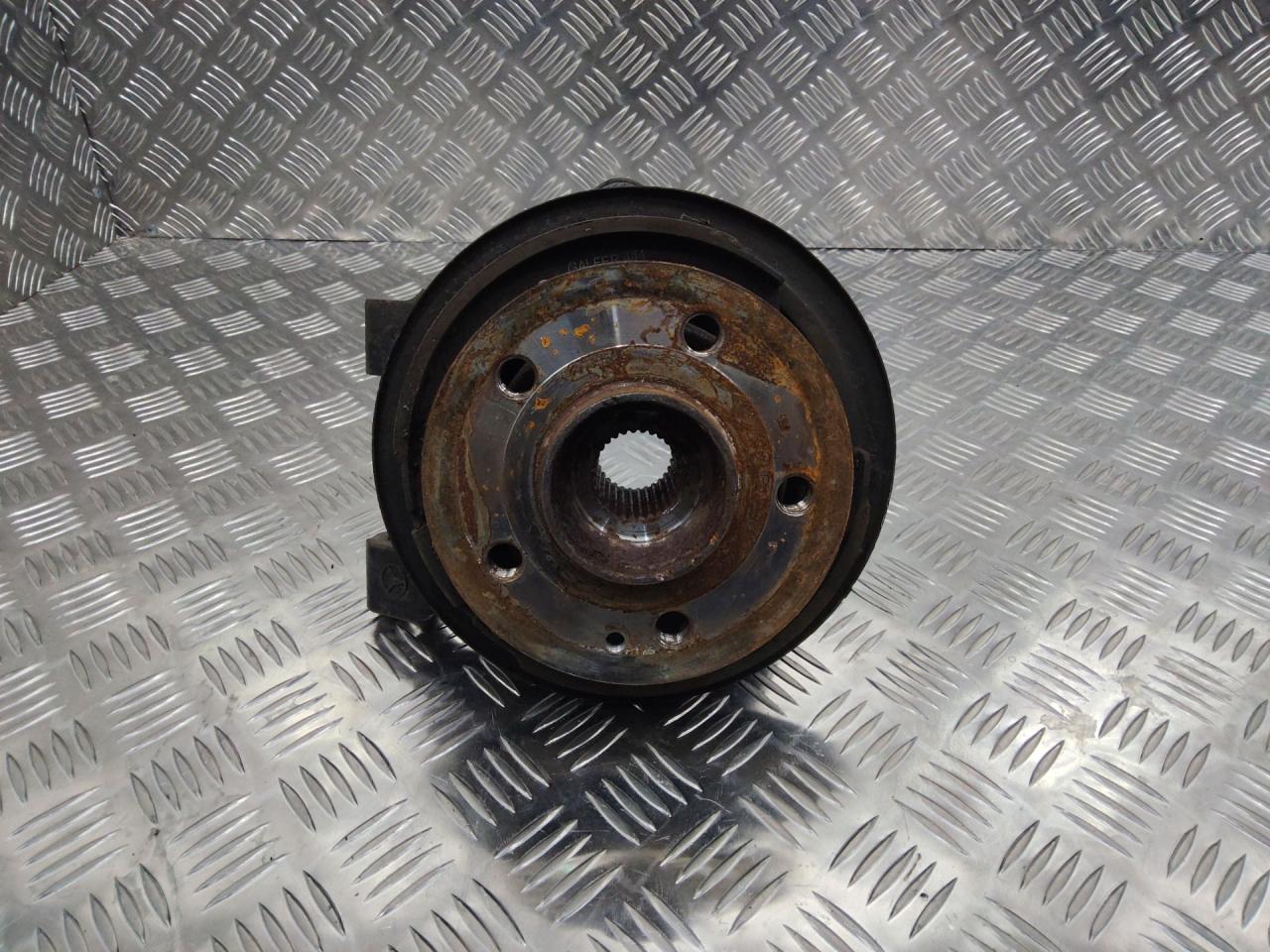 кулак задний правый Mercedes-Benz Vito W447 2017, A4473570106 - фото №1