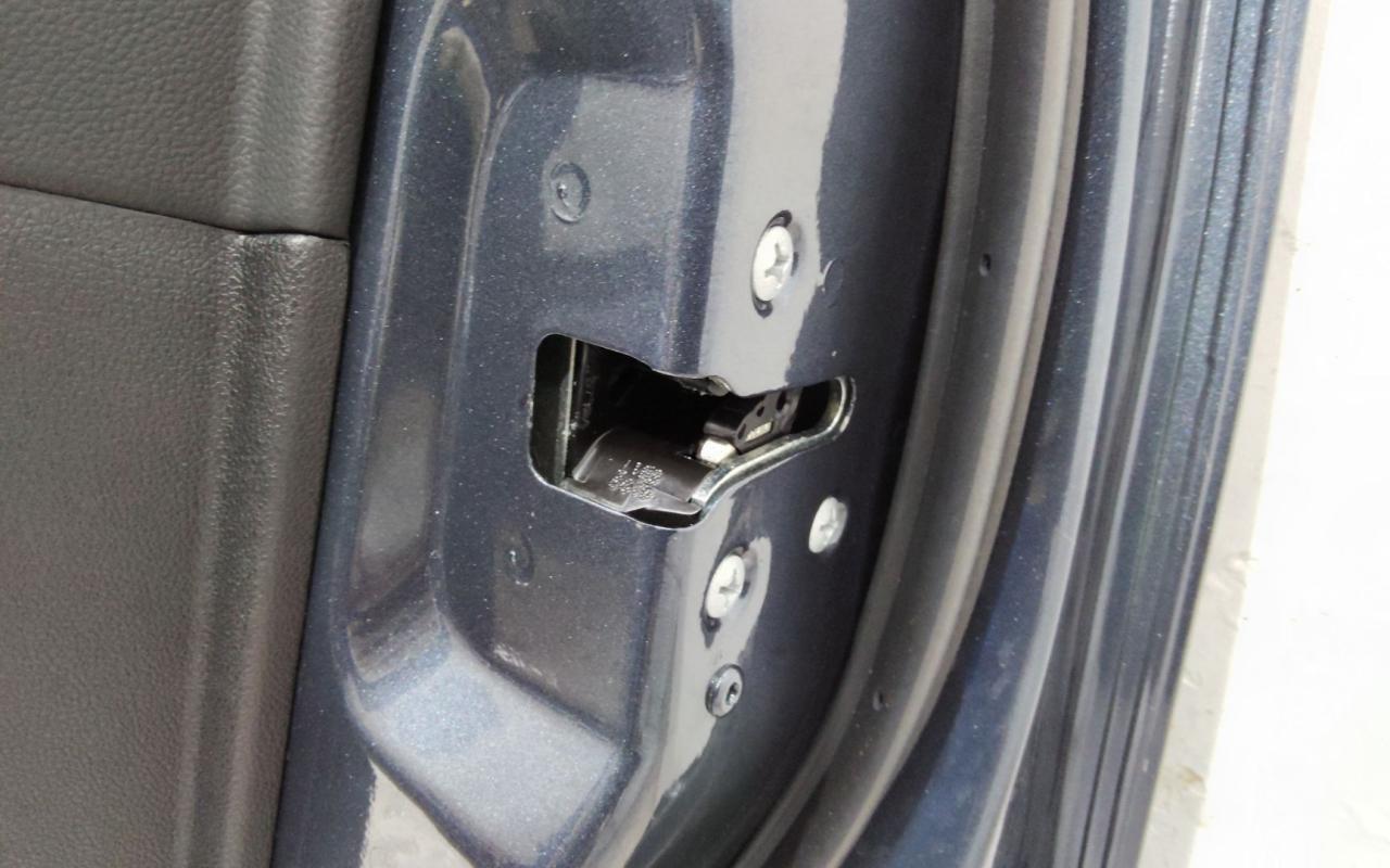 замок двери передней правой Renault Kadjar 1 поколение 2018 - фото №1