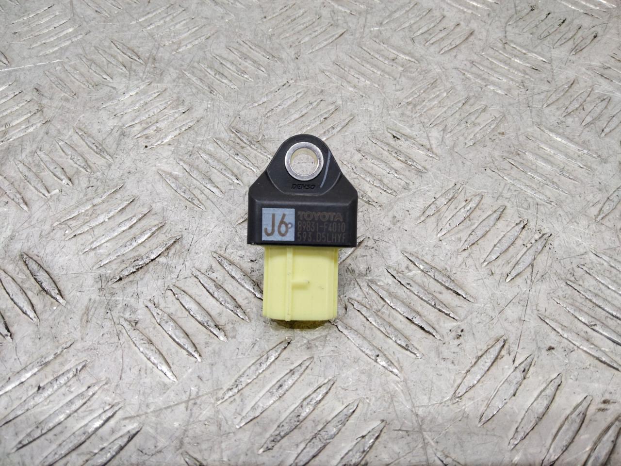 датчик удара Toyota C-HR 1 поколение AX10 2018, 89831F4010 - фото №1