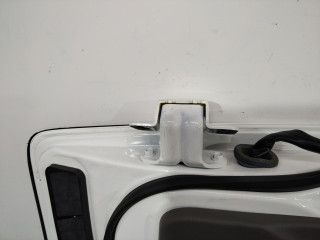 петля двери Nissan Cabstar F24 2015