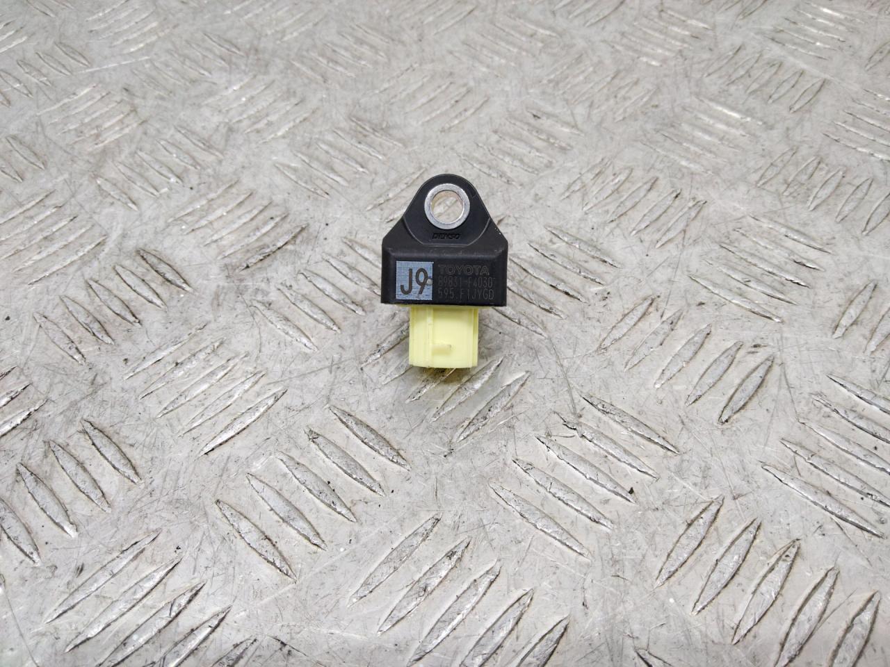 датчик удара Toyota C-HR 1 поколение AX10 2018, 89831F4030 - фото №1