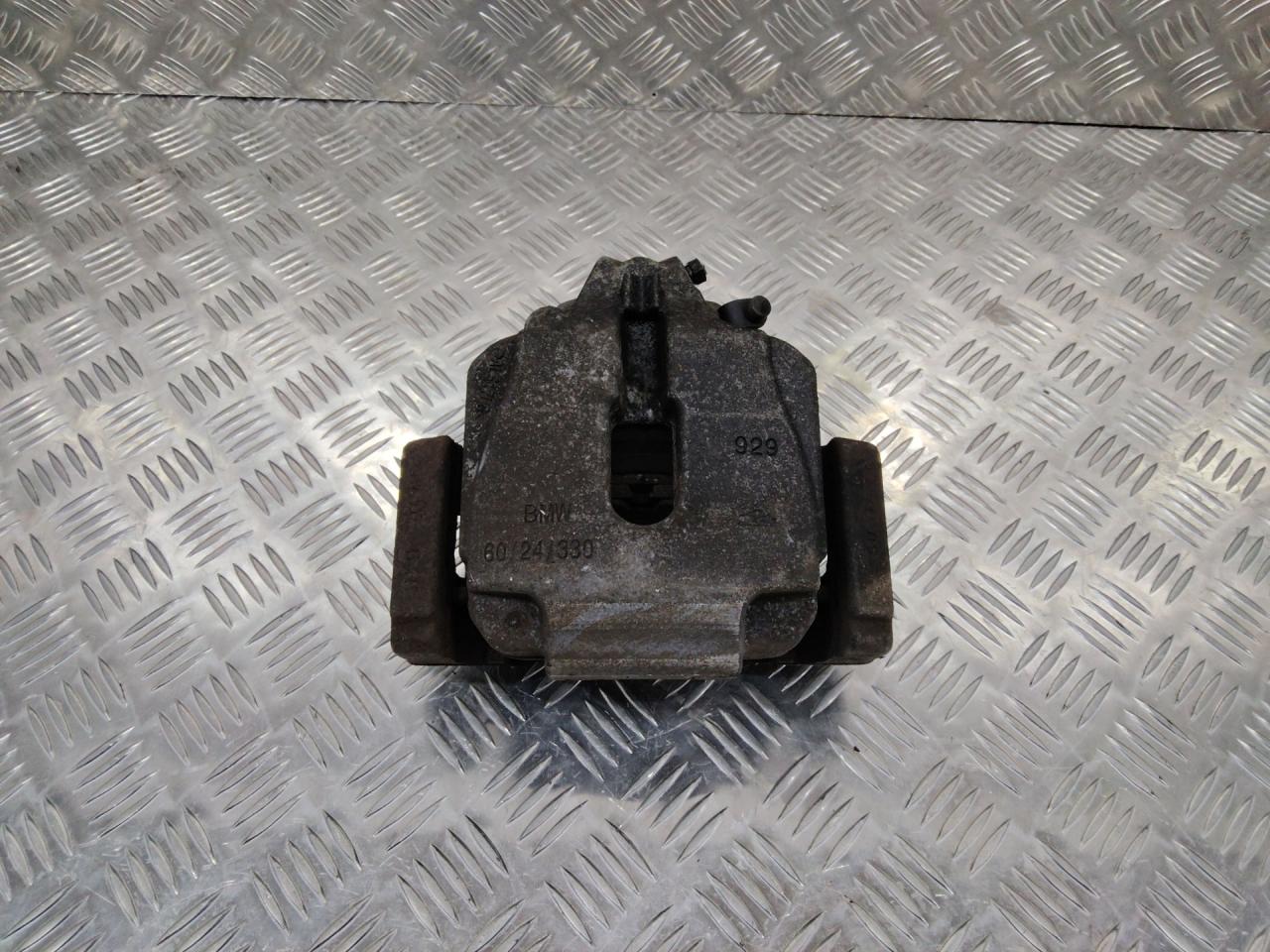 суппорт передний правый BMW 5 серия F07/F10/F11 2010, 2.0 л., дизель - фото №1