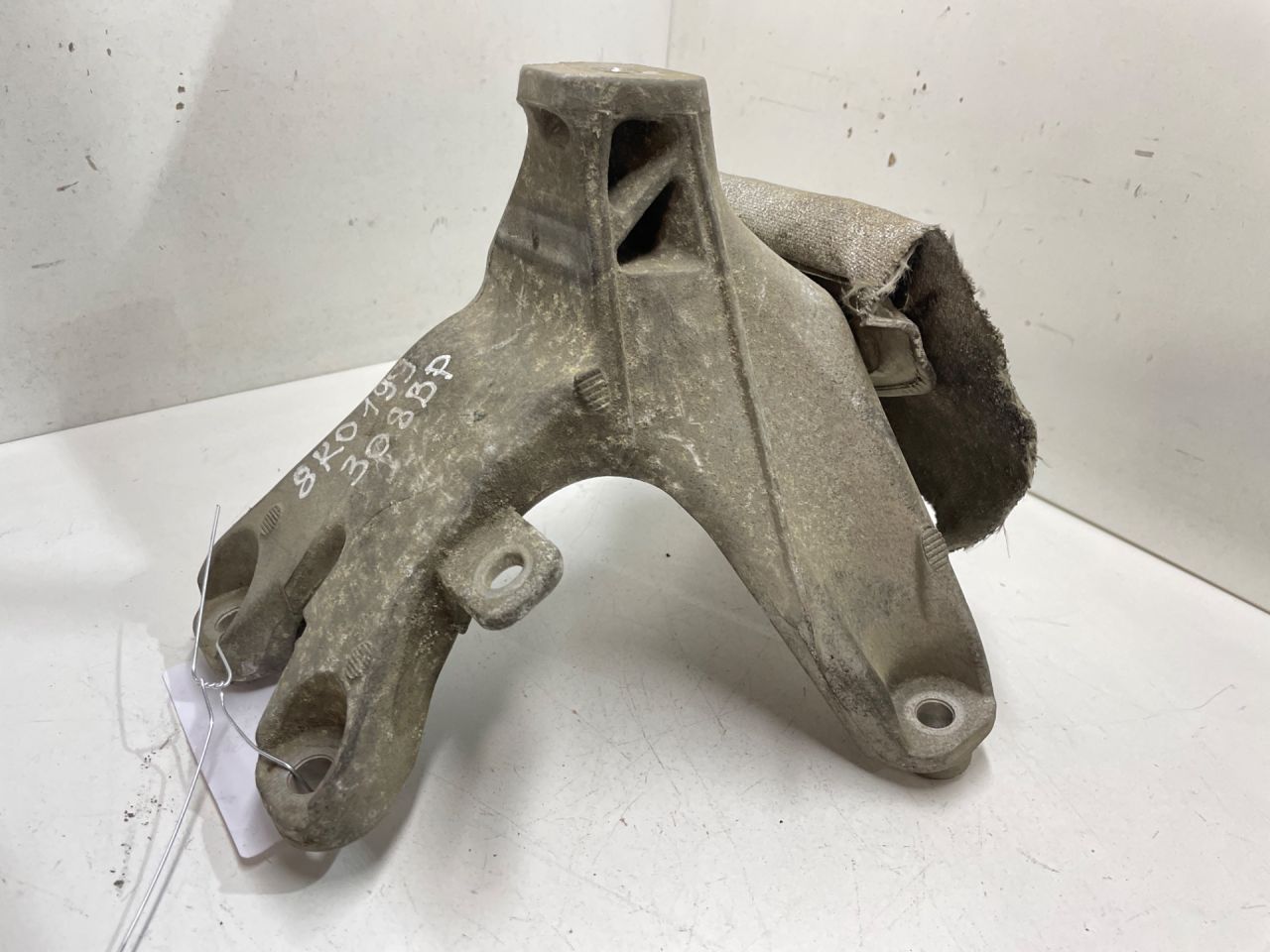 кронштейн двигателя Audi A4 B8/8K 2010, 2.0 л., дизель, 8K0199308BE, 8K0199308BP, 8K01993088E - фото №1