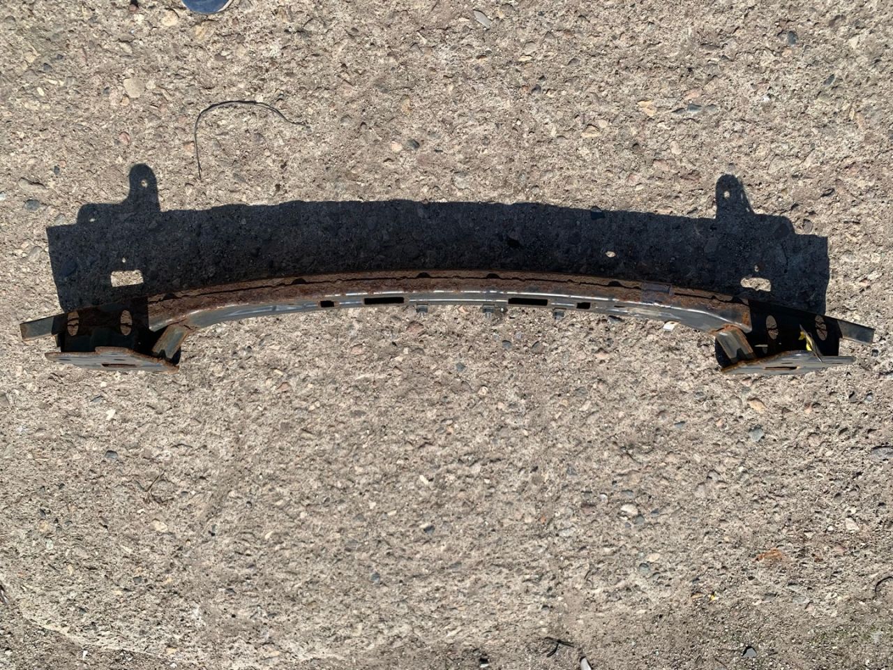 усилитель бампера переднего Kia Carens 2 поколение 2006, дизель, 1K0121251N, 1K0121251AB, 1K0121251DM, 3C0121253Q - фото №1