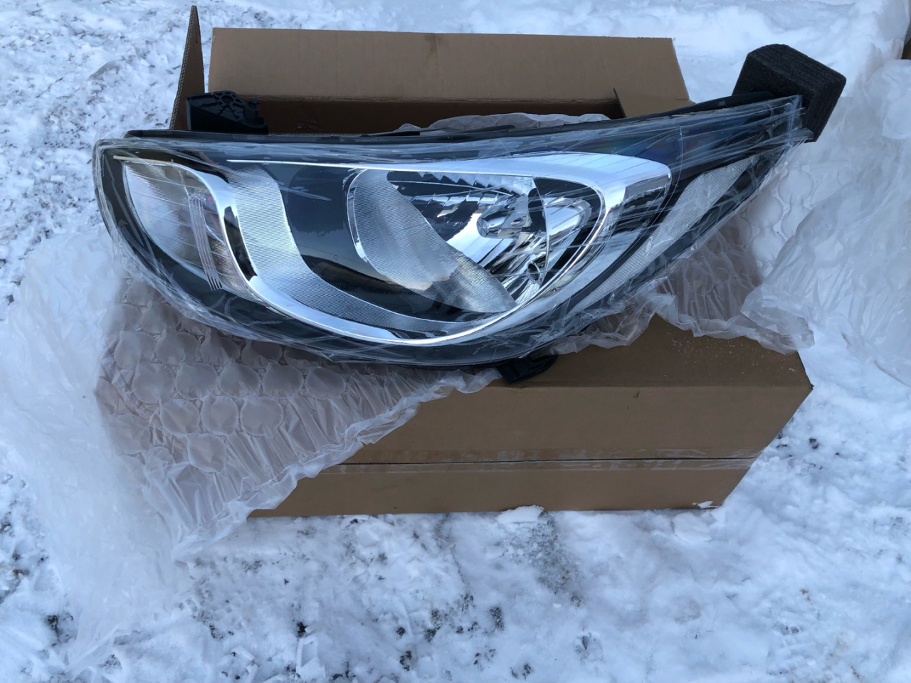 фара левая Hyundai Solaris 1 поколение 2012, 2.2 л., бензин - фото №1