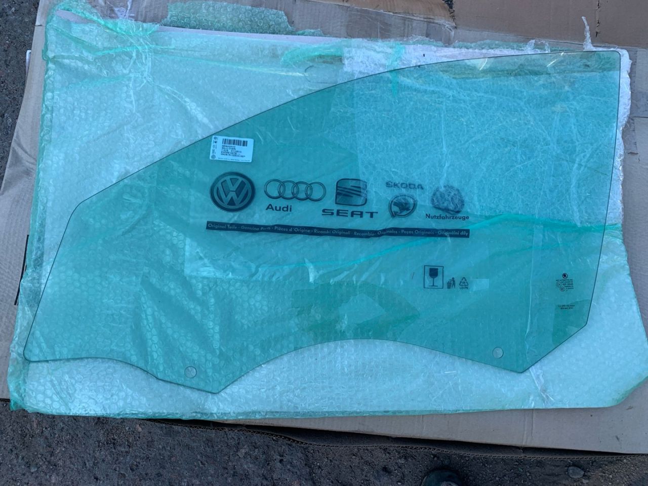 стекло двери передней левой Skoda Octavia 3 поколение (A7) 2015, 5E0845201A, 5E0845201C - фото №1