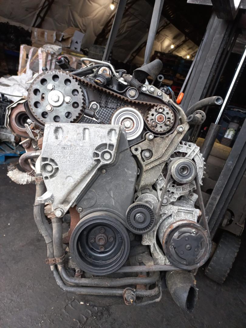 двигатель Volkswagen Golf 5 поколение 2009, 1.6 л., CAYA, дизель, МКПП, CAY - фото №1