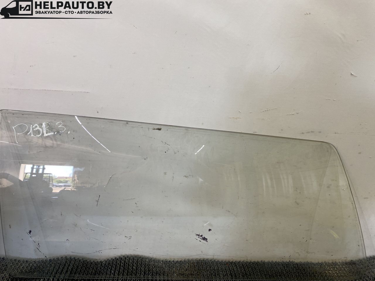 стекло кузовное боковое левое Volkswagen Polo 2 поколение 1990, 1.3 л., бензин, МКПП, синий, хетчбэк 3 дв., передний привод - фото №1