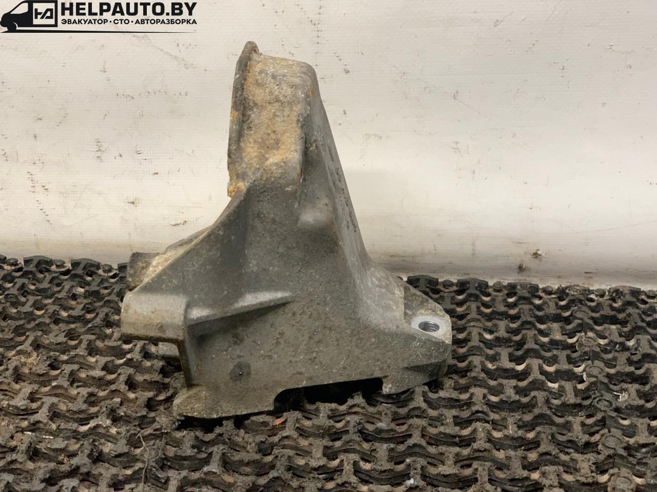 кронштейн двигателя Opel Vectra A 1993, 1.8 л., C 18 NZ, бензин, МКПП, универсал, передний привод, 90410645 - фото №1