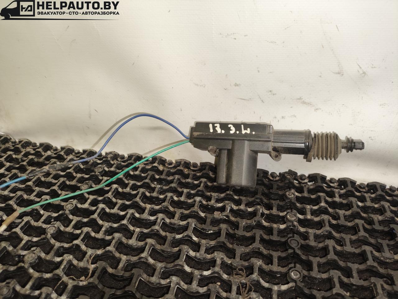 активатор (привод) замка двери Volkswagen Golf 3 поколение 1995, 1.9 л., AEY, дизель, МКПП, белый, универсал, передний привод - фото №1