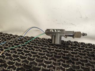 активатор (привод) замка двери Volkswagen Golf 3 поколение 1995, 1.9 л., AEY, дизель, МКПП, белый, универсал, передний привод