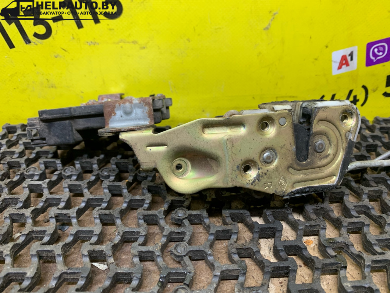 замок двери передней правой Mitsubishi Lancer 7 поколение 1996, 2.0 л., дизель, МКПП, белый, универсал, передний привод - фото №1