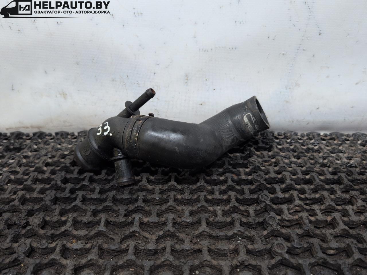 фланец (тройник) системы охлаждения Volkswagen Jetta 4 поколение 2001, 2.0 л., AQY, бензин, МКПП, синий, седан, передний привод - фото №1
