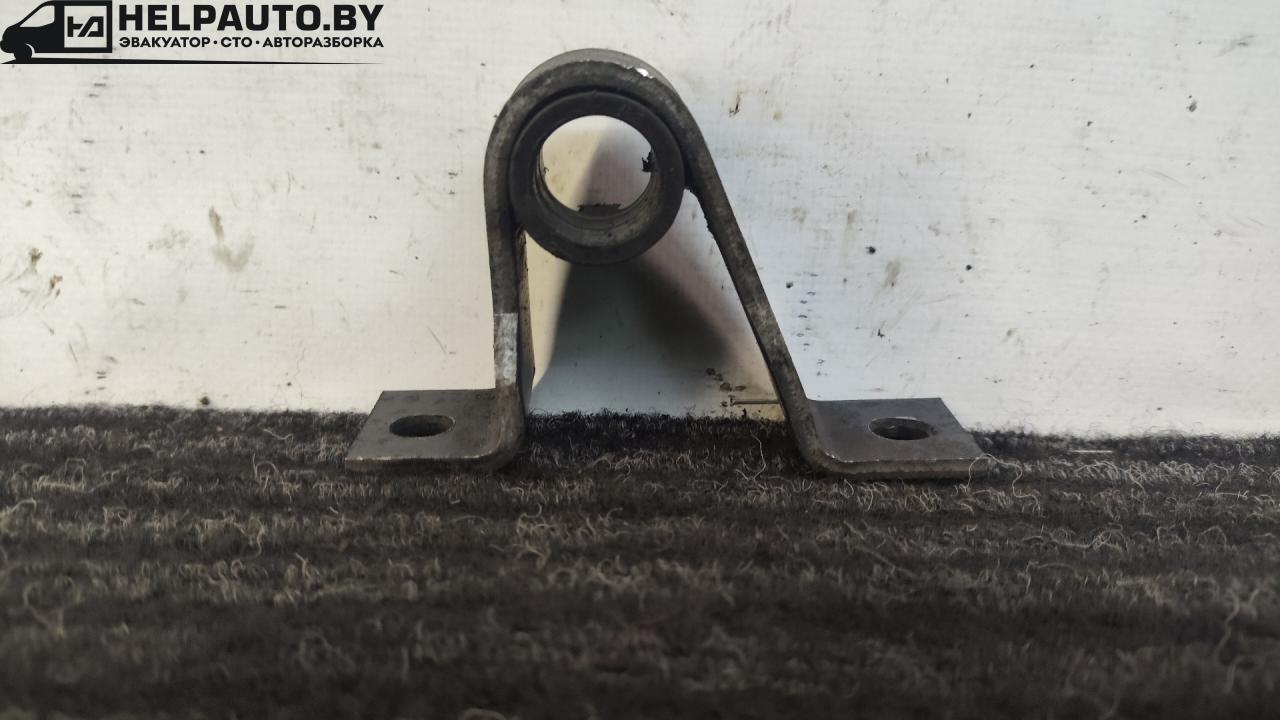 крепление стабилизатора / втулки стабилизатора Ford Focus 1 поколение (1998 - 2001), дизель, МКПП, белый, универсал, передний привод - фото №1