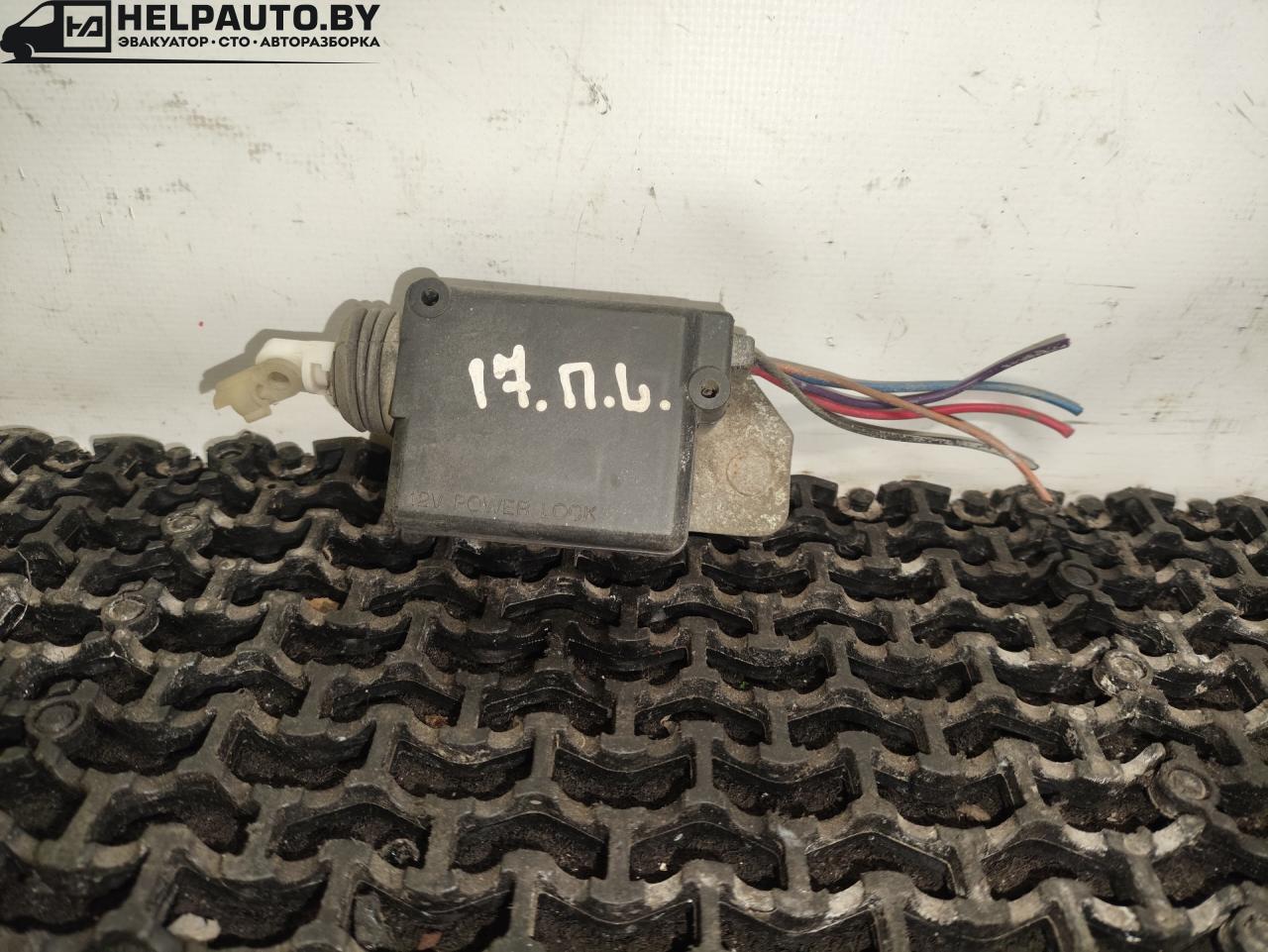 активатор (привод) замка двери Volkswagen Golf 3 поколение 1995, 1.9 л., AEY, дизель, МКПП, белый, универсал, передний привод - фото №1