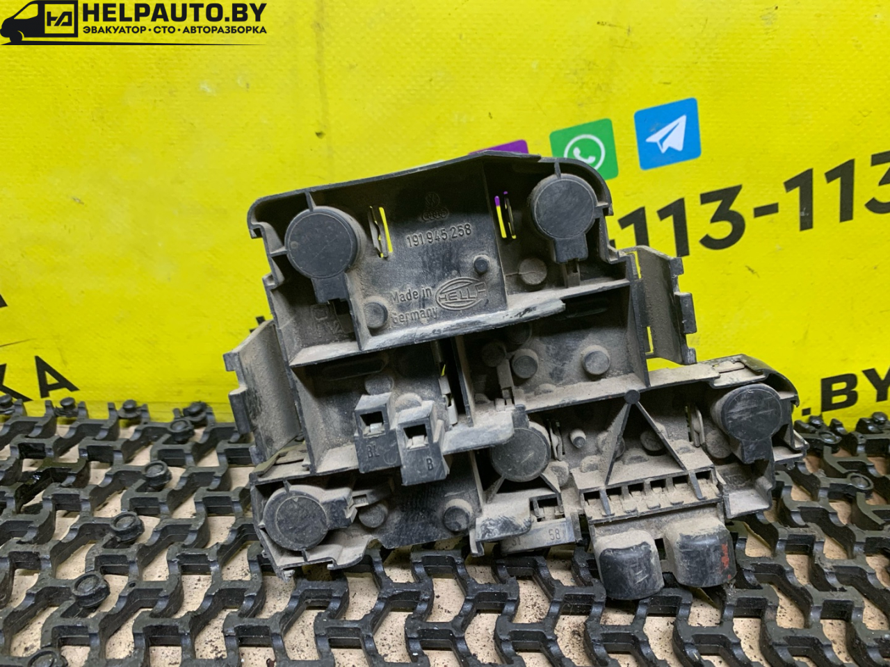 панель заднего правого фонаря Volkswagen Golf 2 поколение 1990, 1.6 л., дизель, МКПП, черный, хетчбэк 3 дв., передний привод - фото №1