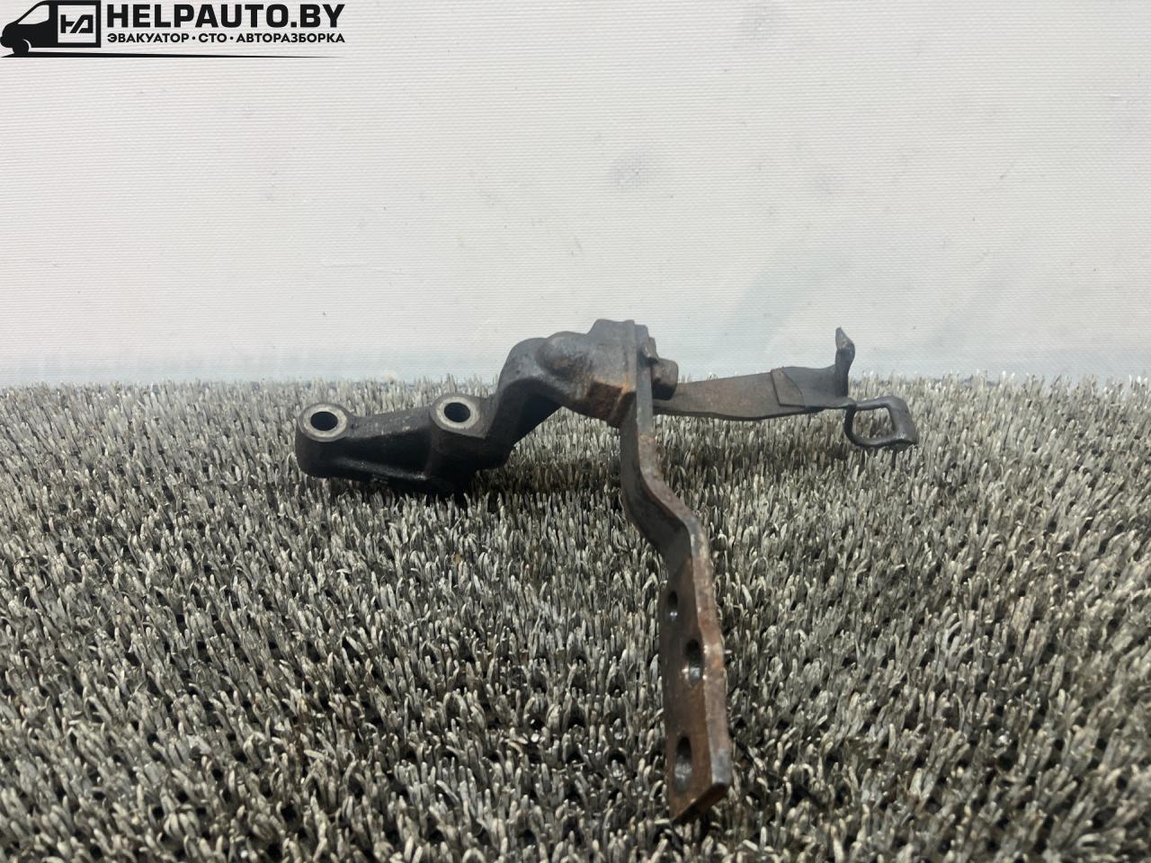 кронштейн (крепление) Hyundai Coupe RD 1998, 2.0 л., бензин, МКПП, бордовый, купе, передний привод - фото №1