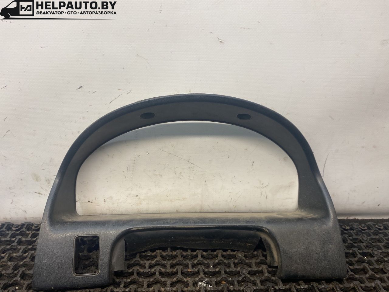 рамка панели приборов Mazda 626 GF 1997, 2.0 л., дизель, МКПП, зелёный, хетчбэк 5 дв., передний привод - фото №1