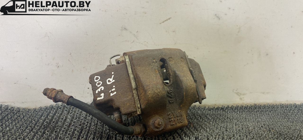 суппорт передний правый Mitsubishi L300 1 поколение 1985, 2.3 л., 4D55, дизель, 4МКПП, желтый, микроавтобус, задний привод, 2V8R2118 - фото №1