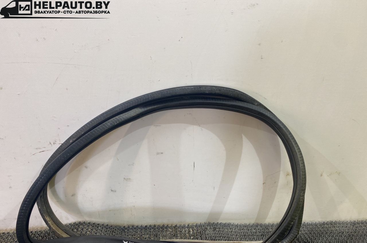 уплотнитель двери Audi A4 B5 1999, 1.8 л., бензин, АКПП, черный, универсал, передний привод - фото №1