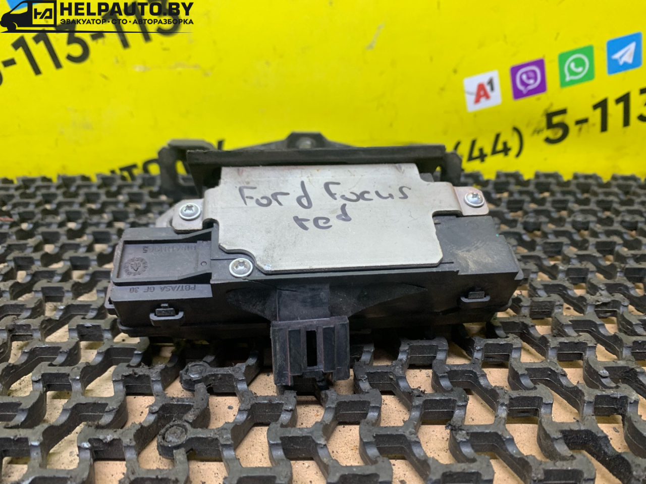 замок багажника Ford Focus 2 поколение 2006, 1.6 л., HWDA, бензин, МКПП, красный, хетчбэк 5 дв., передний привод - фото №1