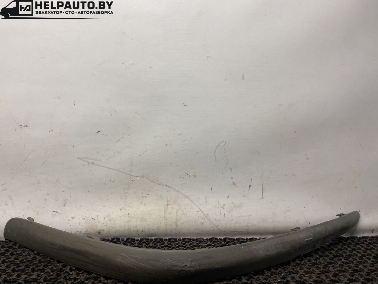 молдинг переднего бампера Mazda 626 GF 1997, 2.0 л., дизель, МКПП, зелёный, хетчбэк 5 дв., передний привод - фото №1