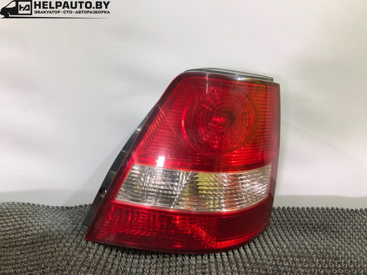 фонарь задний правый Kia Sorento 1 поколение 2005, 2.4 л., G4JS, бензин, МКПП, красный, внедорожник 5 дв., полный подключаемый привод - фото №1
