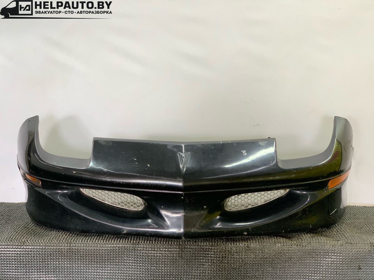 бампер передний Pontiac Sunfire 1 поколение 1999, 2.2 л., бензин, АКПП, черный, передний привод - фото №1