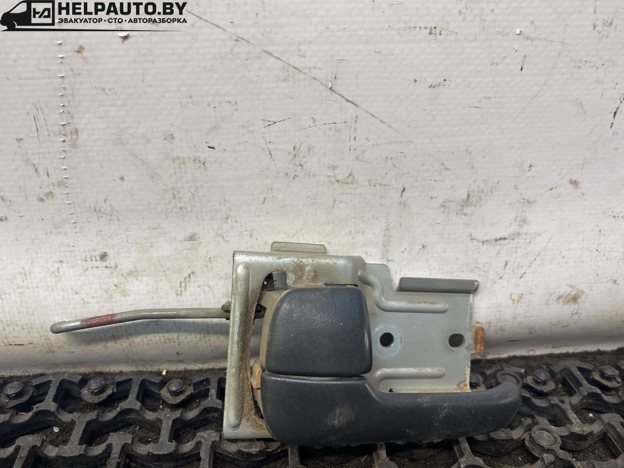 ручка внутренняя задняя левая Mazda 626 GF 1997, 2.0 л., дизель, МКПП, зелёный, хетчбэк 5 дв., передний привод - фото №1